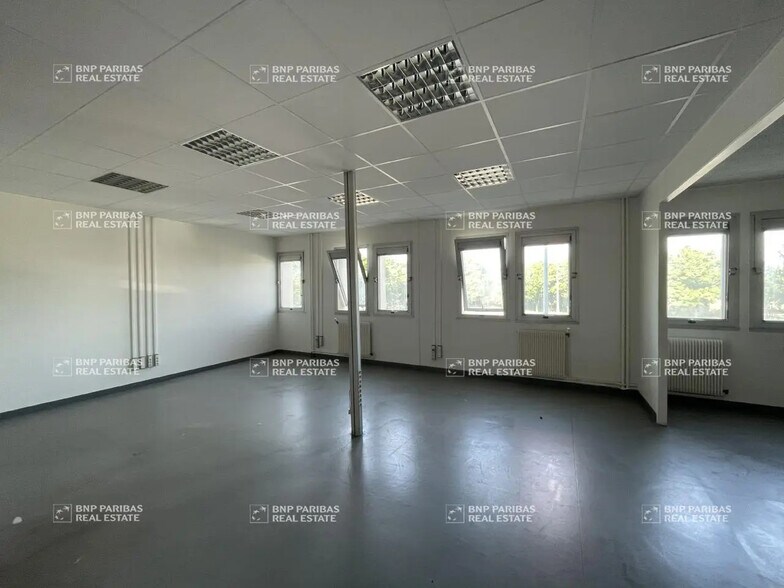 Office in La Ville-aux-Dames for lease - Building Photo - Image 2 of 15