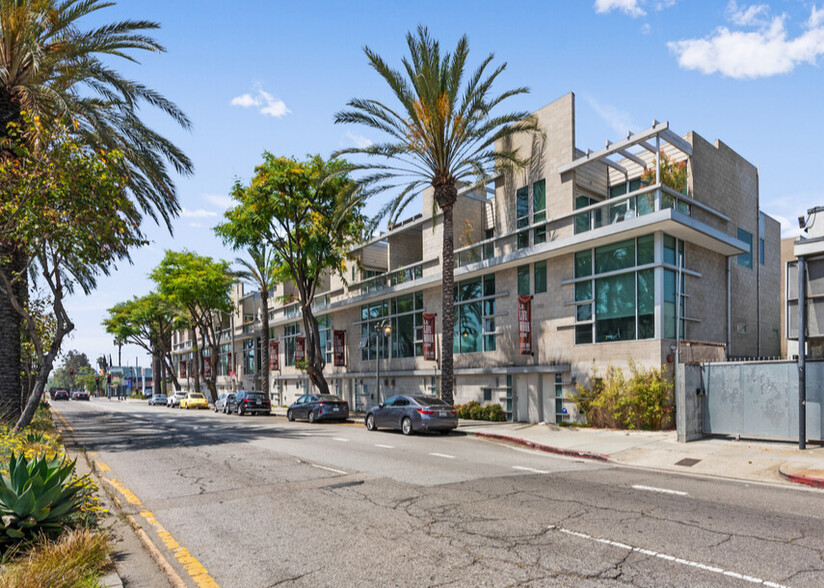 717-743 N Highland Ave, Los Angeles, CA for sale - Building Photo - Image 1 of 20