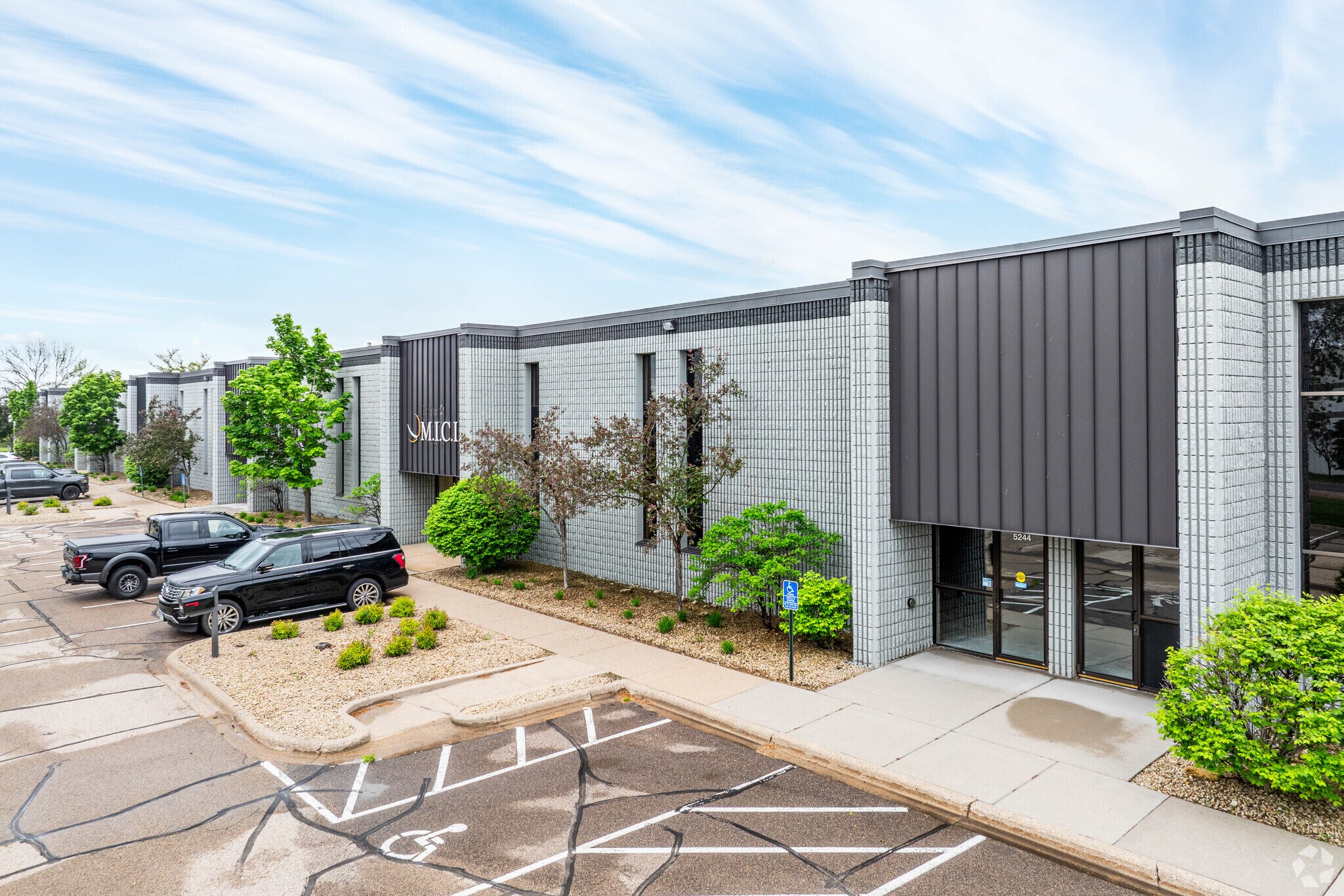 5240-5300 Valley Industrial Blvd S, Shakopee, MN for sale Primary Photo- Image 1 of 1