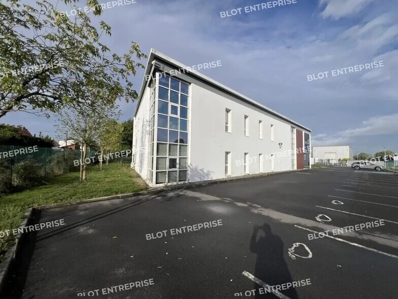 Office in Bouguenais for lease - Building Photo - Image 1 of 17