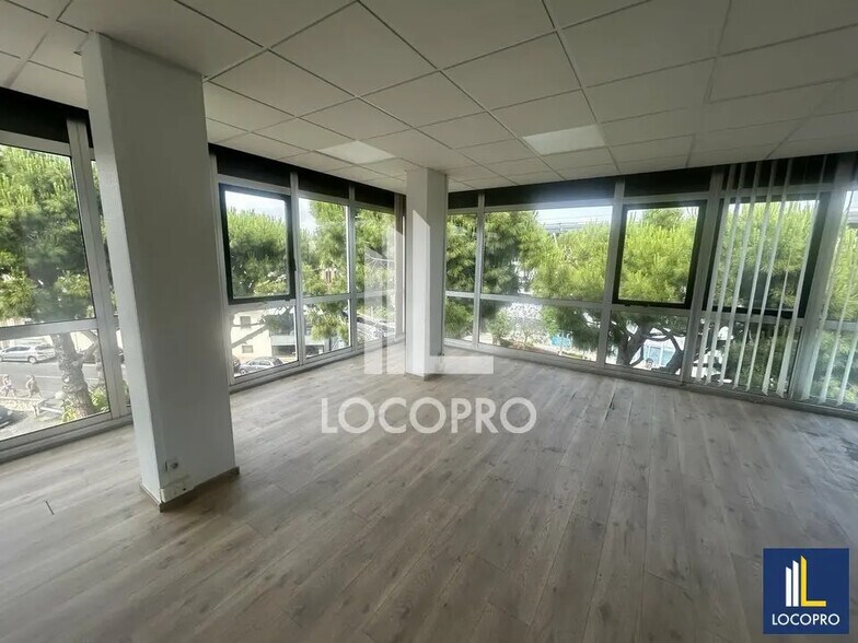 Office in Saint-Laurent-du-Var for lease - Interior Photo - Image 1 of 12