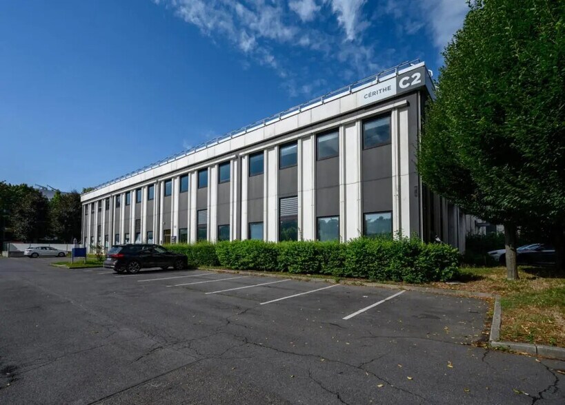 Office in Cergy for lease - Building Photo - Image 3 of 12
