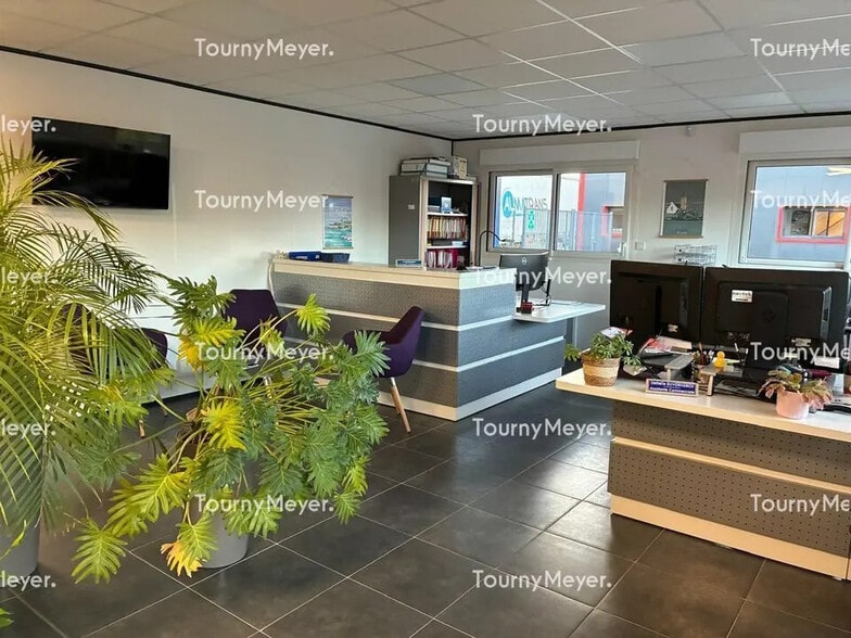 Flex in Caudan for lease - Interior Photo - Image 3 of 4