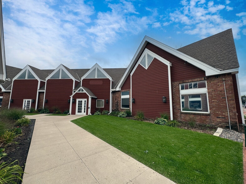 2214 5th St, White Bear Lake, MN for lease - Building Photo - Image 2 of 14