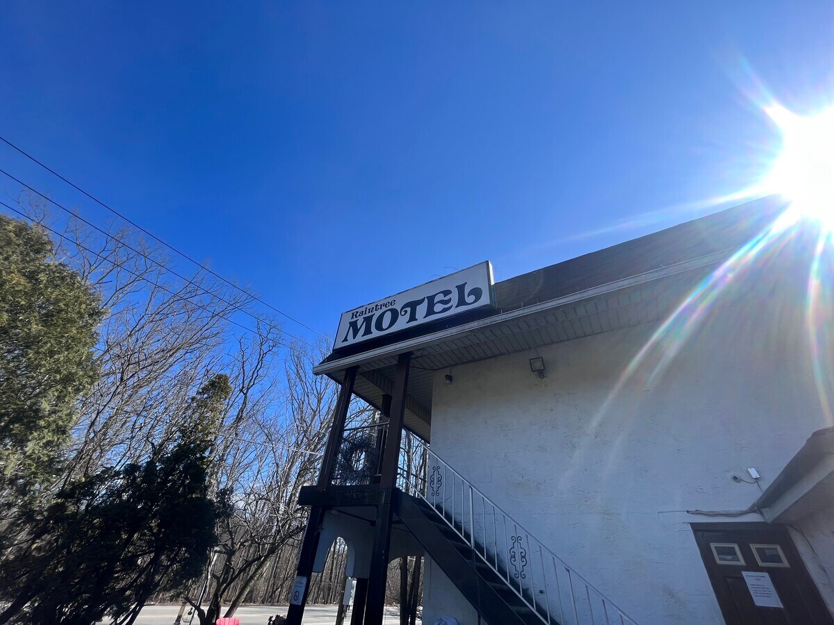 972 S Route 9W, Congers, NY 10920 Raintree Motel