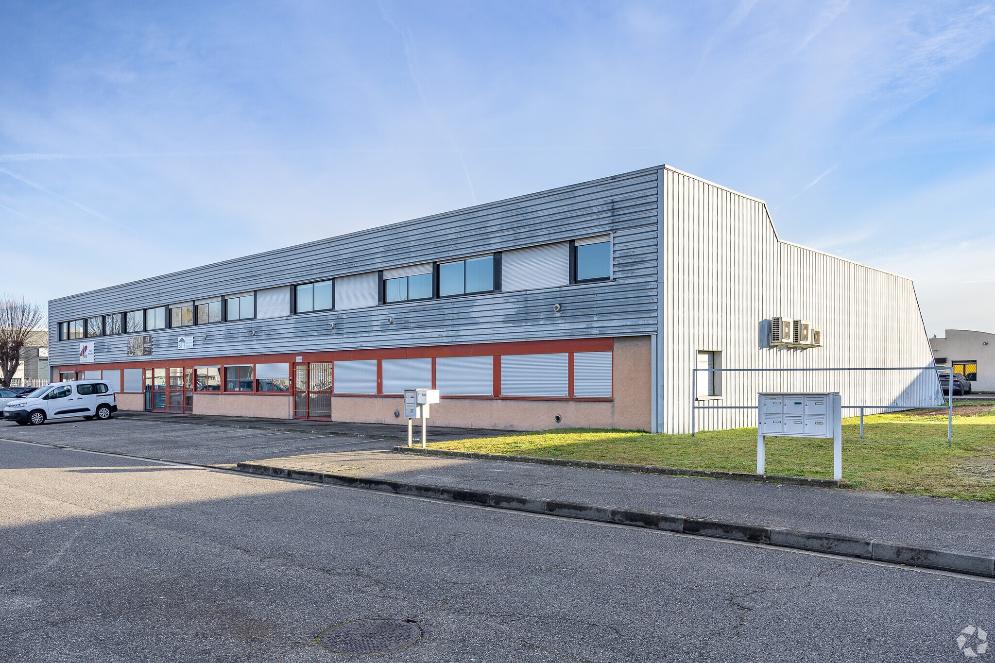 9 Rue De La Perlerie, Vaulx-en-Velin for lease Primary Photo- Image 1 of 4