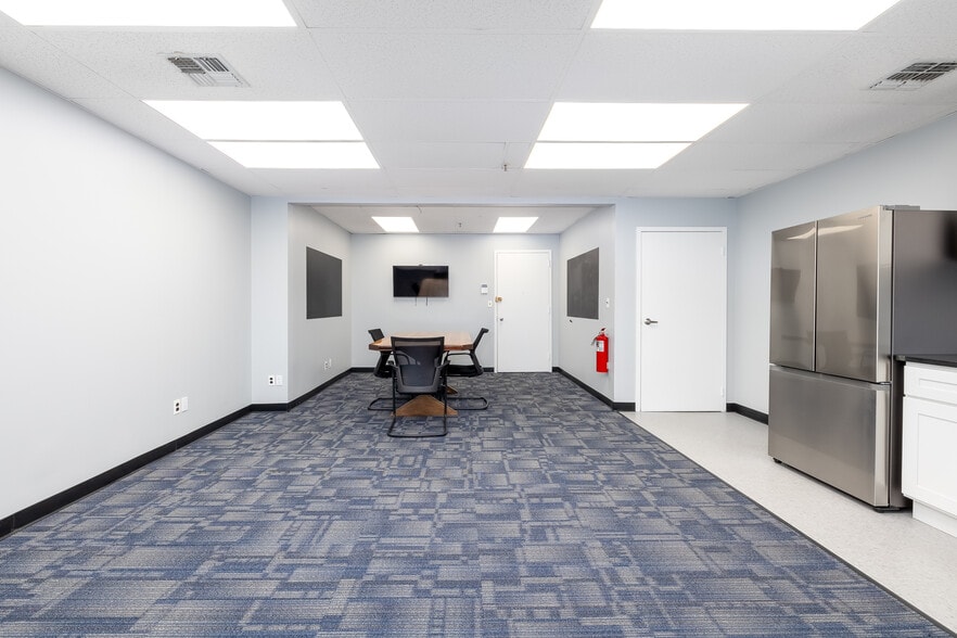 154-09 146th Ave, Jamaica, NY for lease - Interior Photo - Image 3 of 12