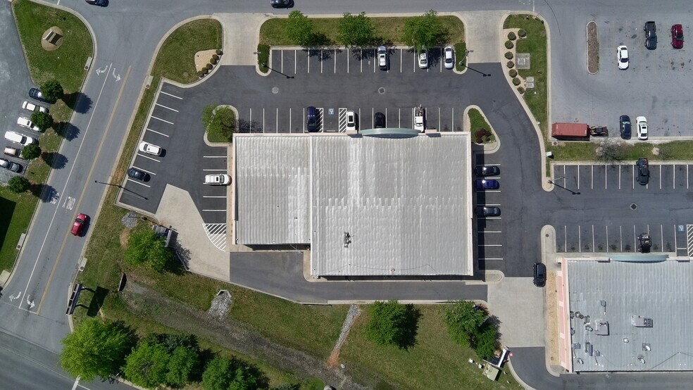400 Tiffany Dr, Waynesboro, VA for sale - Building Photo - Image 1 of 1