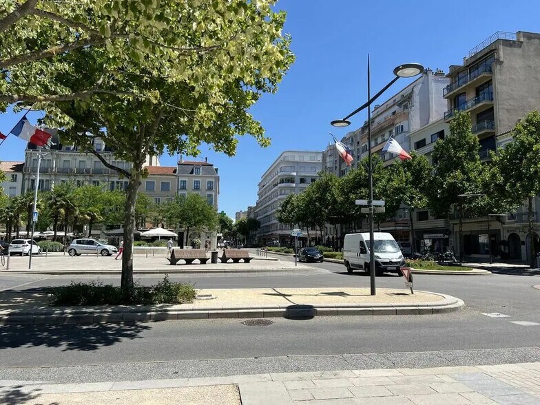 Retail in Valence for lease - Building Photo - Image 2 of 6