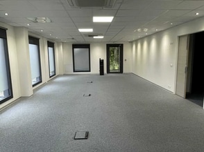 Office in Lacroix-Saint-Ouen for lease Interior Photo- Image 2 of 4