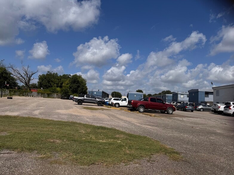 Martini Hardware Lawndale portfolio of 4 properties for sale on LoopNet.com - Building Photo - Image 3 of 21