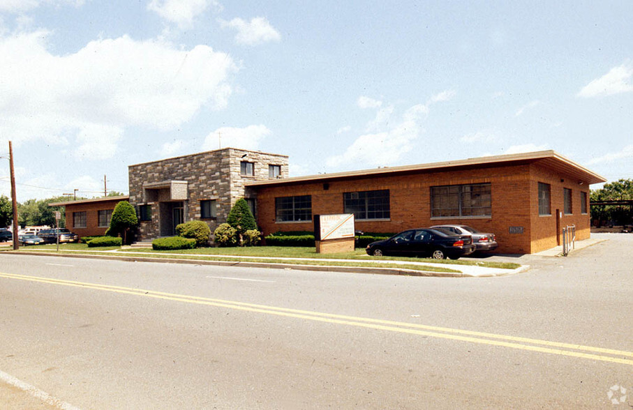 37 Midland Ave, Elmwood Park, NJ for lease - Building Photo - Image 2 of 10