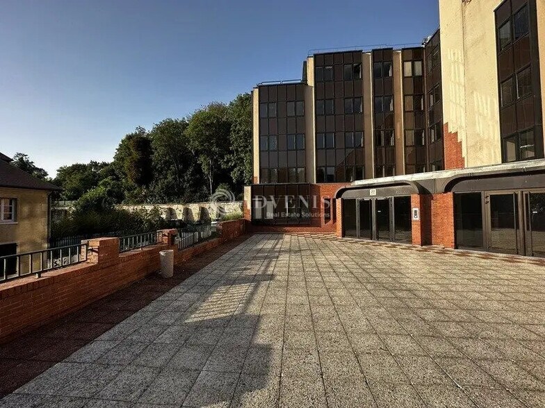 Office in Saint-Germain-en-Laye for lease - Building Photo - Image 2 of 4