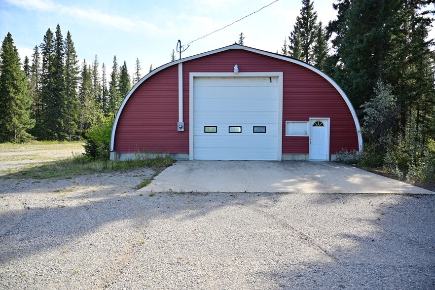 836 1 St SE, Sundre, AB T0M 1X0