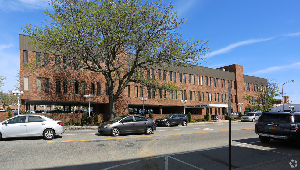 77 N Centre Ave, Rockville Centre, NY for lease - Primary Photo - Image 1 of 6