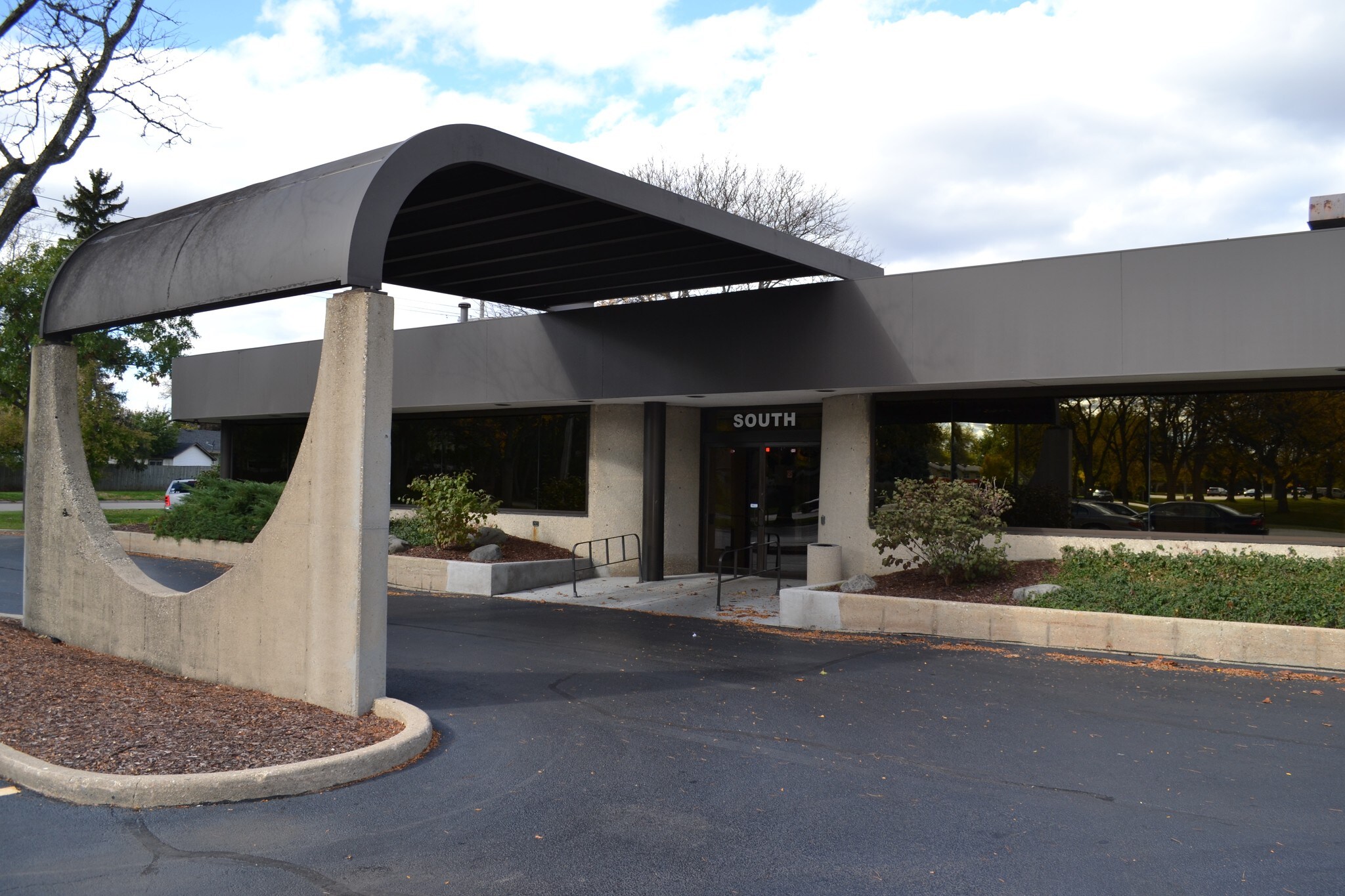 1425 N McLean Blvd, Elgin, IL for sale Primary Photo- Image 1 of 19