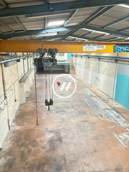 Flex in Vitrolles for lease - Interior Photo - Image 2 of 5