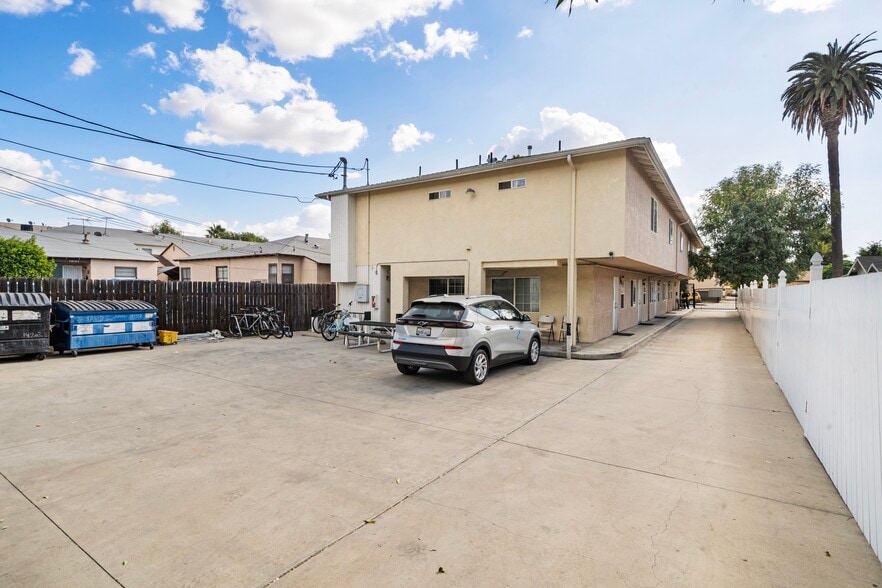 14203 Sylvan St, Van Nuys, CA for lease - Building Photo - Image 3 of 16