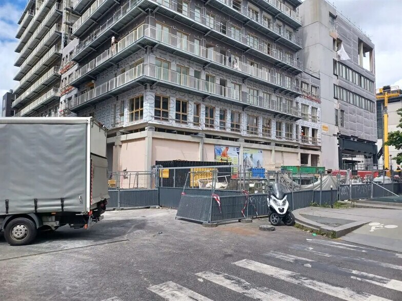 Retail in Paris for lease - Building Photo - Image 1 of 2