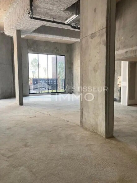 Retail in Bagneux for lease - Interior Photo - Image 3 of 4