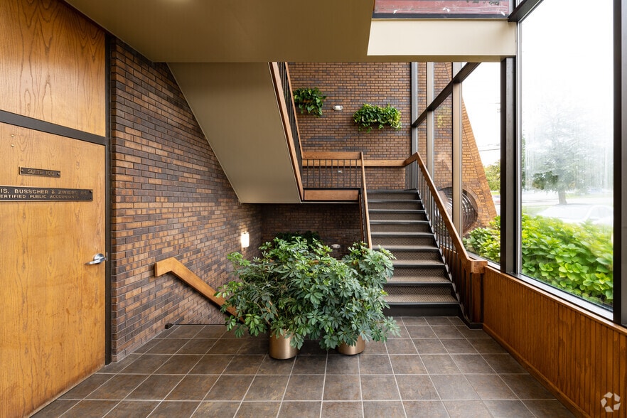 675 E 16th St, Holland, MI for lease - Lobby - Image 2 of 8