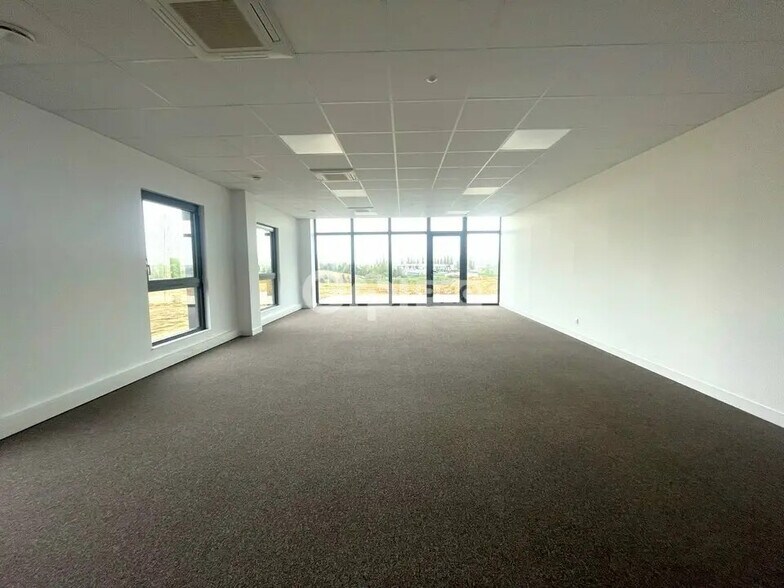 Office in Saint-Quentin for lease - Interior Photo - Image 3 of 6