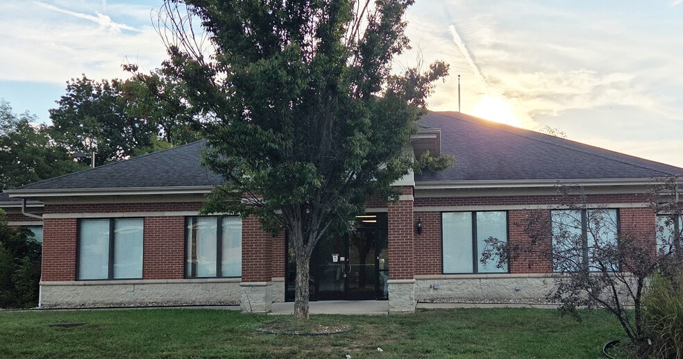 1002 Peruque Crossing Ct, O'Fallon, MO for lease - Building Photo - Image 1 of 3