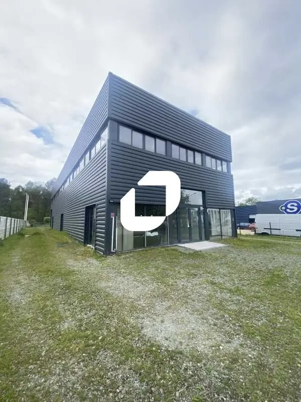 Retail in Parempuyre for lease Building Photo- Image 1 of 15