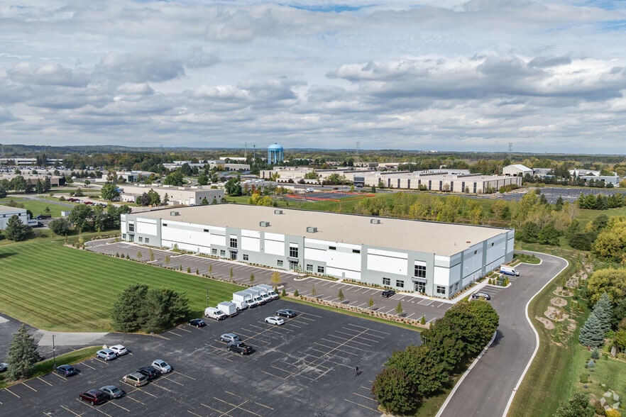 W162N5733 Davian Dr, Menomonee Falls, WI for sale - Building Photo - Image 1 of 1