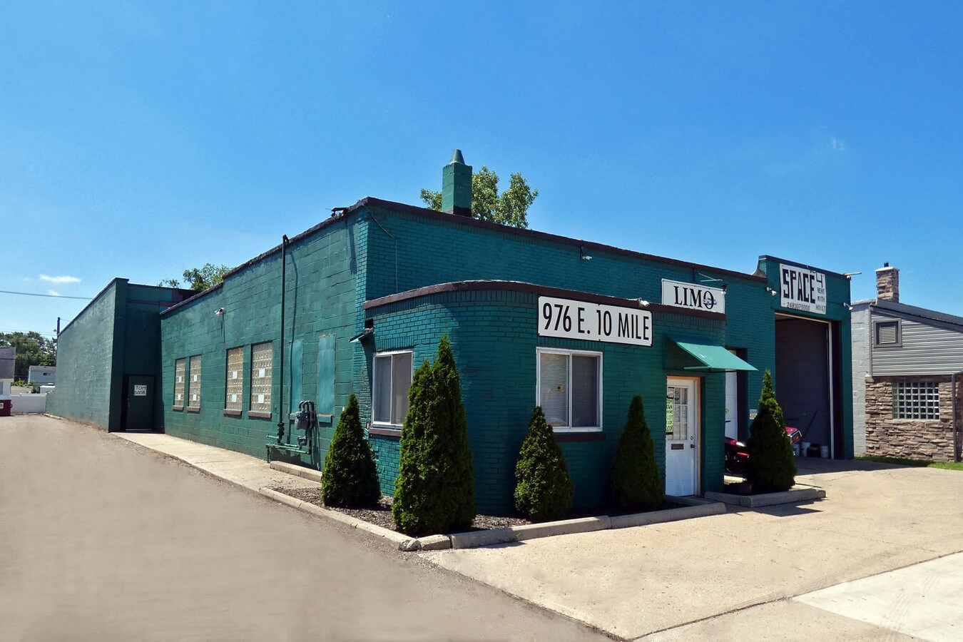 976 E 10 Mile Rd, Hazel Park, MI 48030