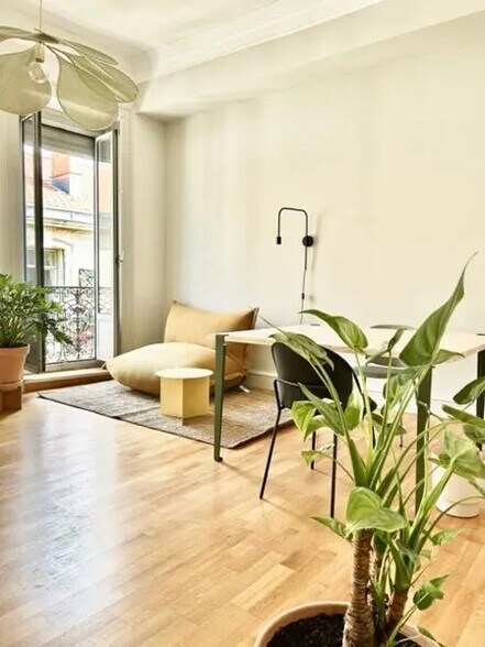 Retail in Montpellier for lease - Interior Photo - Image 2 of 6