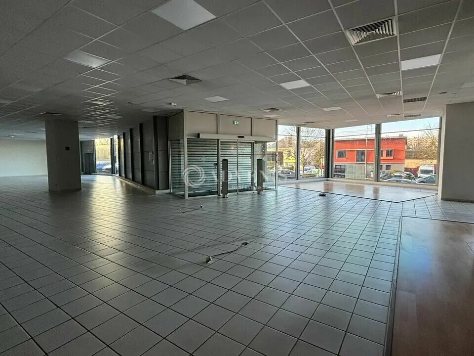 Retail in Fleury-les-Aubrais for lease Interior Photo- Image 1 of 13