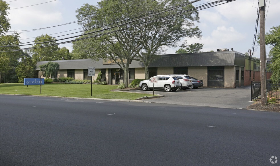 590 Old Willets Path, Hauppauge, NY for sale - Primary Photo - Image 1 of 1