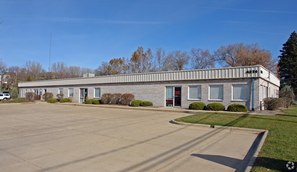 4374 State St, Bettendorf, IA 52722