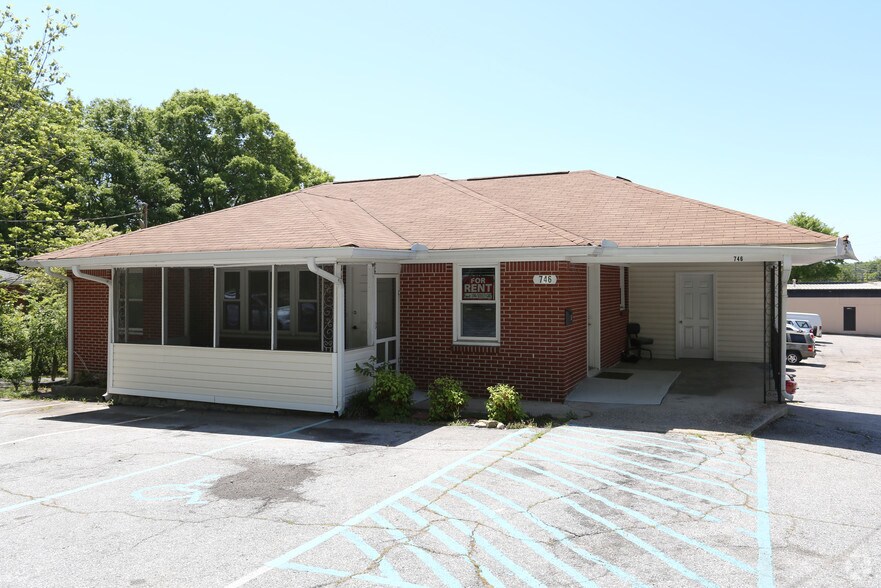 746 King Rd, Riverdale, GA 30274