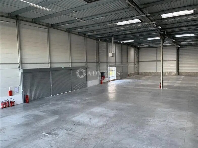 Industrial in Trappes for lease - Interior Photo - Image 2 of 3