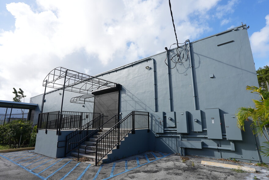 6550 NE 4th Ct, Miami, FL for lease - Building Photo - Image 1 of 24