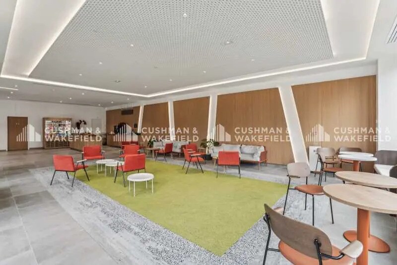 2 Avenue De La Gare, Montigny-le-Bretonneux for lease Interior Photo- Image 1 of 13