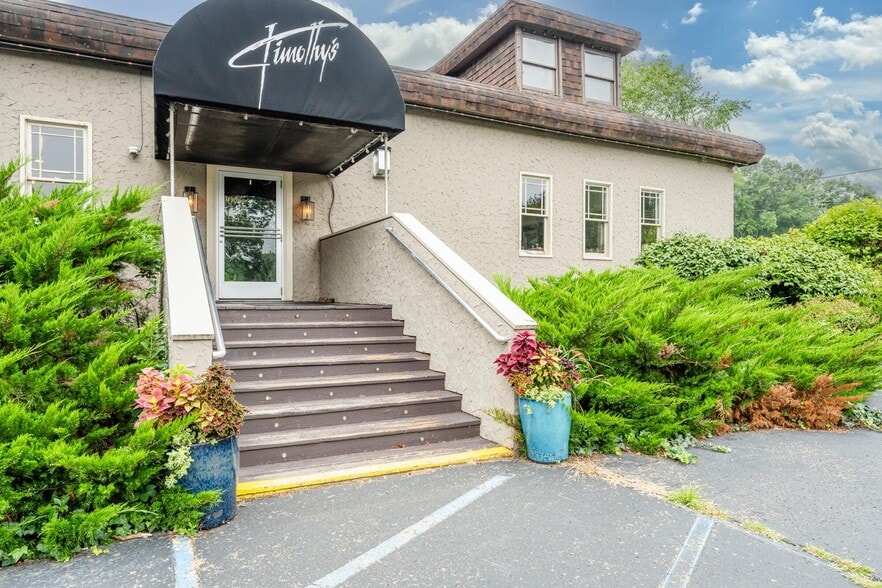 16409 Red Arrow Hwy, Union Pier, MI for sale - Primary Photo - Image 1 of 71