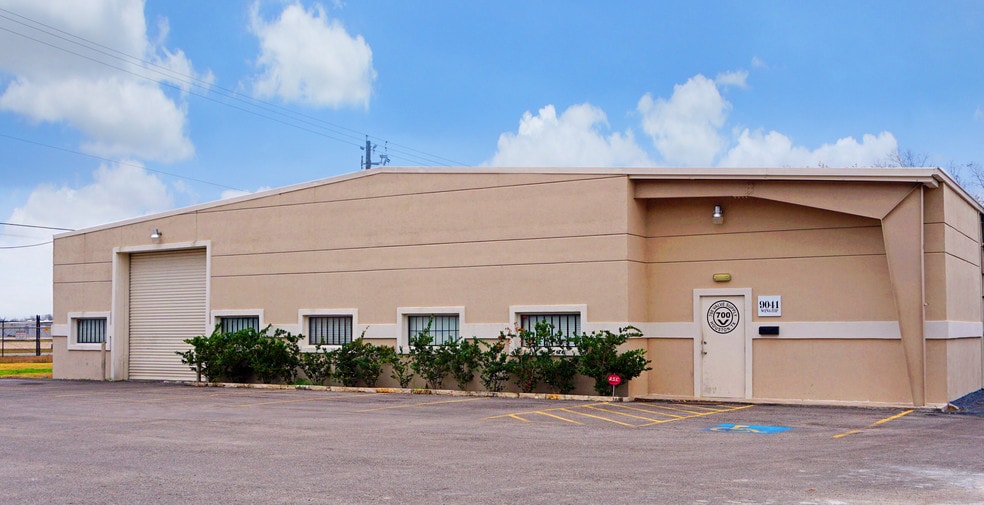 9041 Wingtip Dr, Houston, TX for lease - Primary Photo - Image 3 of 8