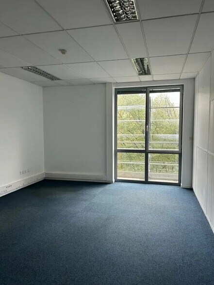 Office in Lyon for lease - Building Photo - Image 2 of 5