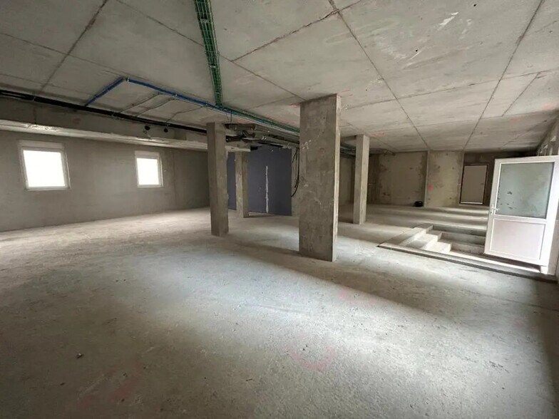 3 Rue Esther Cuvier, Les Lilas for lease - Interior Photo - Image 3 of 6