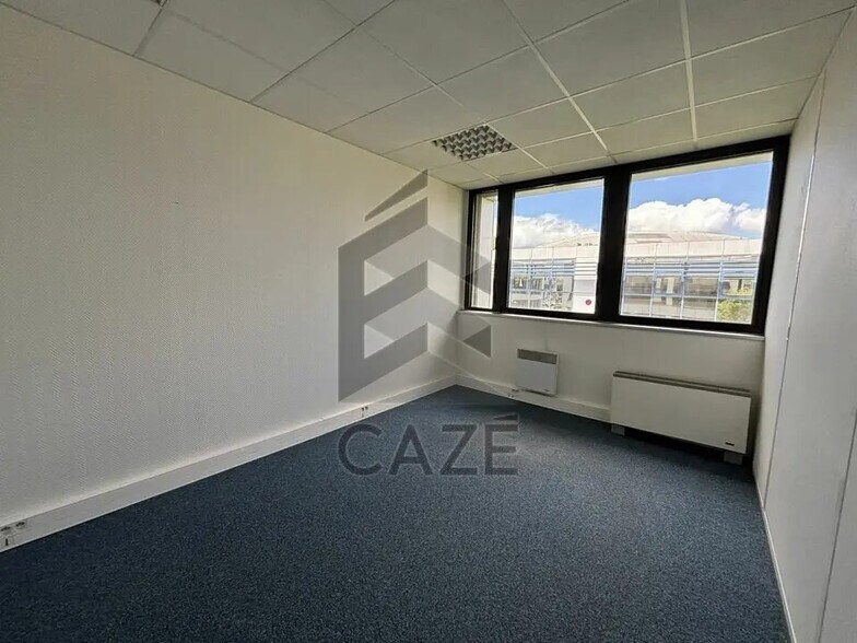 Office in Bordeaux for lease - Interior Photo - Image 3 of 4