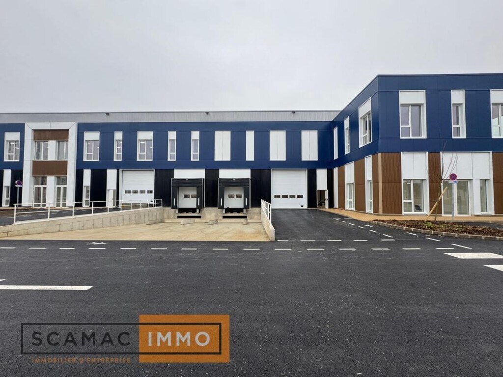 Location Entrepôt 1 318 m² - Photo 1