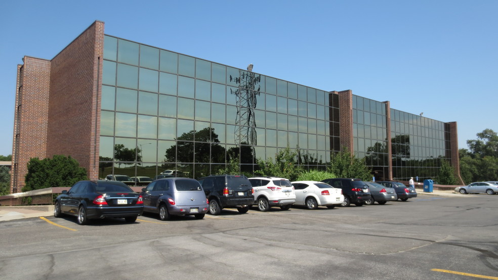 770 N Cotner Blvd, Lincoln, NE for lease - Building Photo - Image 1 of 5