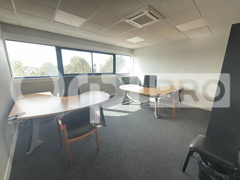 Office in Jaux for lease - Building Photo - Image 2 of 6