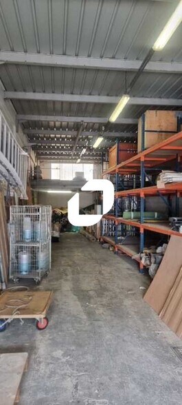 Flex in Noisy-le-Sec for lease - Interior Photo - Image 3 of 4