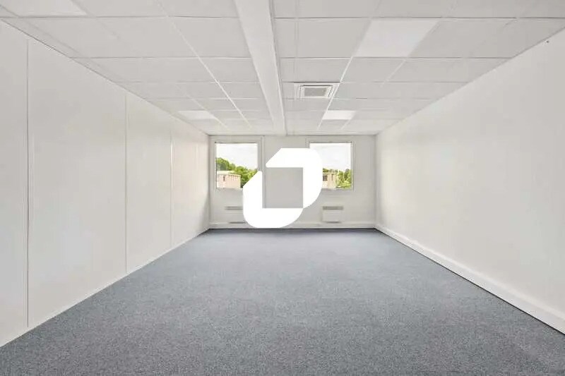 Office in Tremblay-en-France for lease - Interior Photo - Image 2 of 13