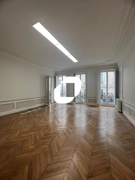 Office in Paris for lease - Building Photo - Image 2 of 11