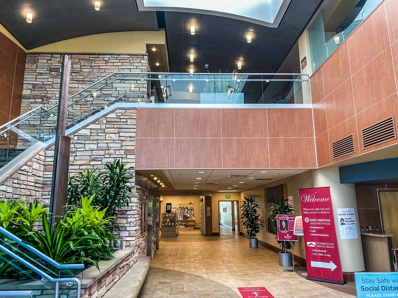 323 E Riverside Dr, Eagle, ID for lease - Interior Photo - Image 3 of 8